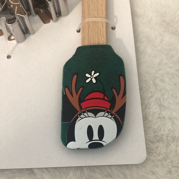 Disney Mickey Mouse Christmas 4 Piece Spatula and Cookie Cutter Set - Picture 5 of 8